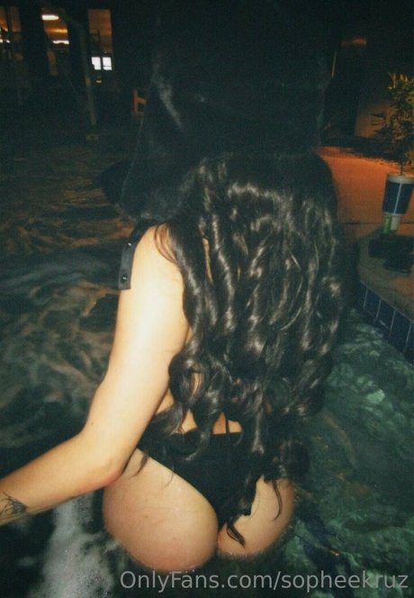 sopheekruz art model pictures