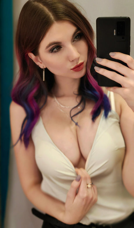 Lipisinkaaa model nudes images