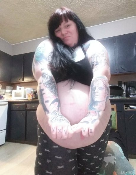 luxurynoir high quality model image