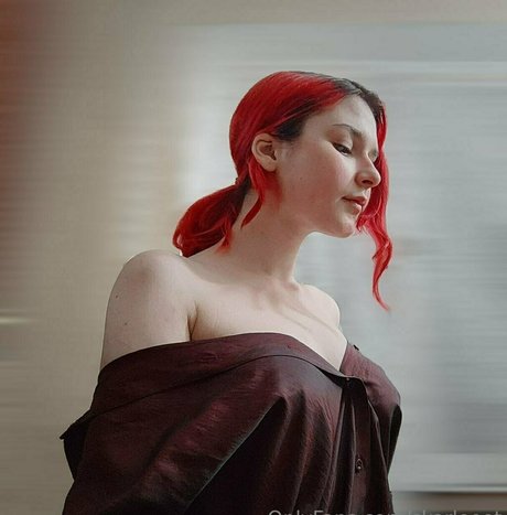 skarleeet naked model picture