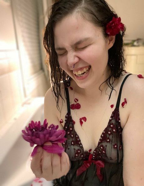 hereliesviolet adult model galleries