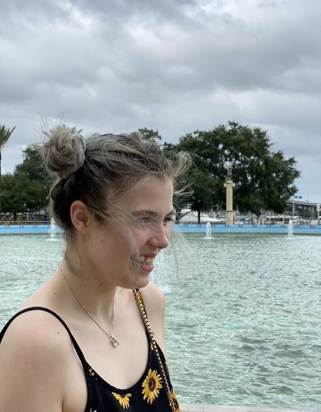 hereliesviolet model perfect img