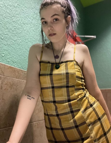 hereliesviolet xxx actress photo