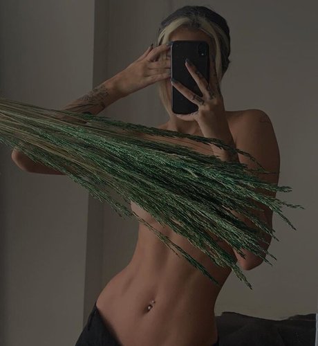 Pelinay Igit sexy model archive