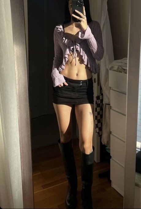 Pelinay Igit naked actress photos