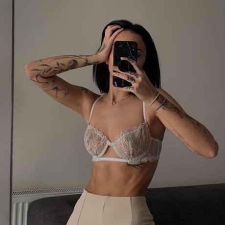 Pelinay Igit naked model photo