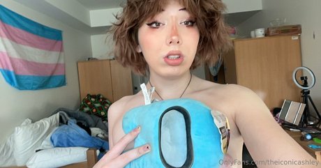 theiconicashley model sexy pic