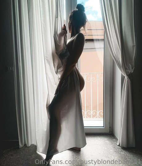 bustyblondebabe21 beautiful model pics