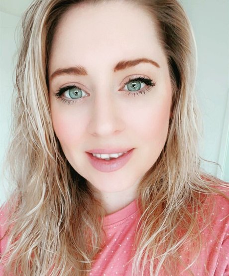 lottielushloves exclusive model picture