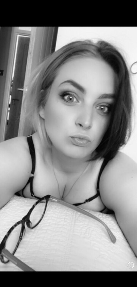 skyemoore model naked img