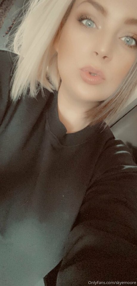 skyemoore model top images