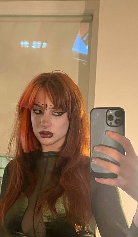 Tati Bruening star top picture