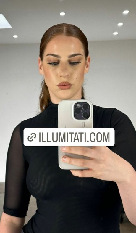 Tati Bruening hot model photo