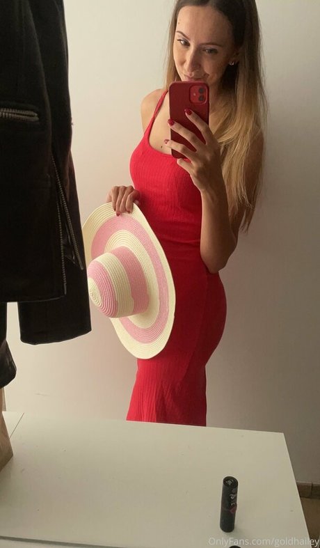 goldhailey hot model pic