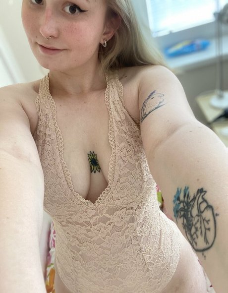 lesbian kissing onlyfans naked images