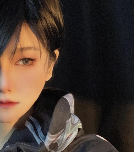 Aveline Tetsuya model pornographic photos