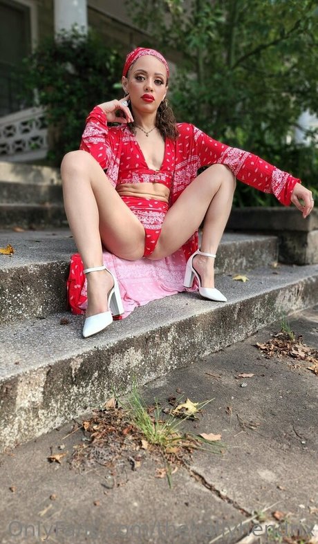 Holly Hendrix top model image