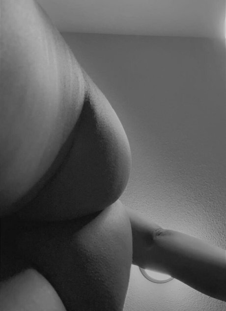 itsterrbear exclusive model img