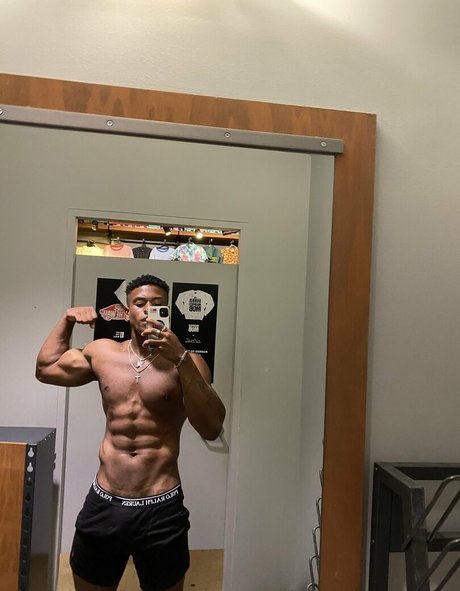 prettyskinboi erotic model image