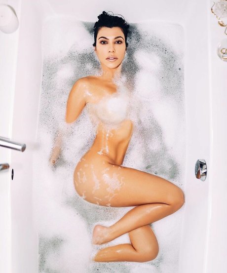 Kourtney Kardashian perfect model image