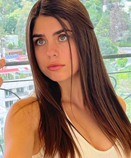 Melissa Leal hot actress pic