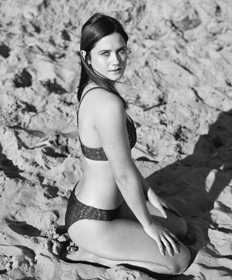 Bonnie Wright hot actress gallery