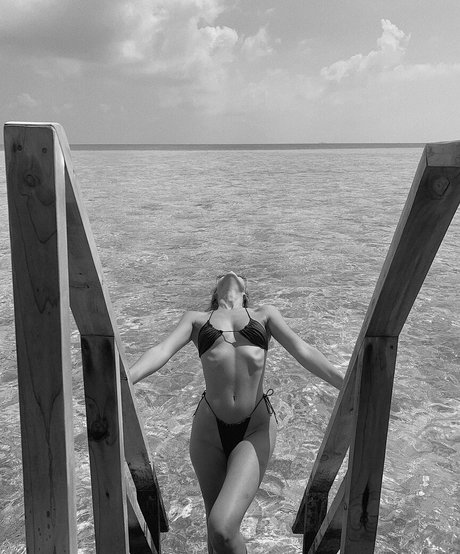 Demi Rawling nude model photos