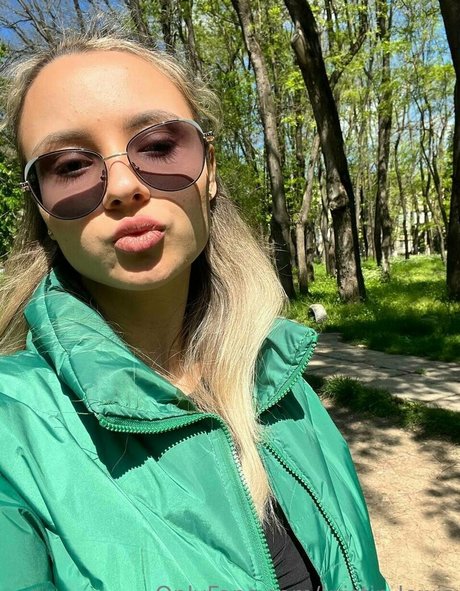 kristin lewis hd model image