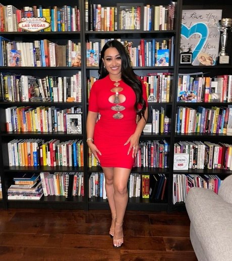 Lulu Reyes model sexy picture