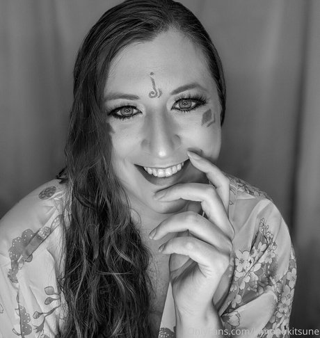 kimonokitsune model adult pic