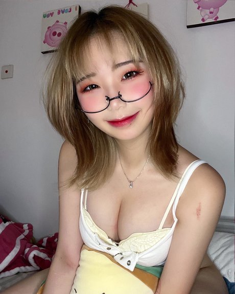 Akaei Ray porn actress img