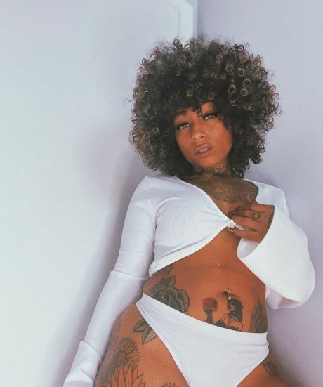 helloomcfly star exclusive pic