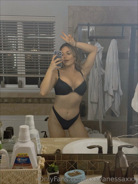 Essa V erotic star gallery