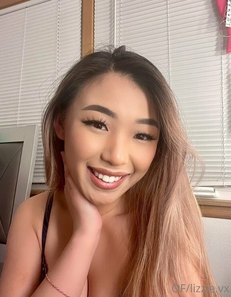 Lizzievx model picture