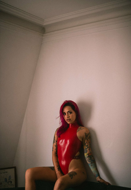 Prunette star exclusive pic