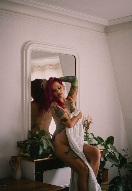 Prunette model pornographic photo