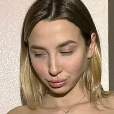 Babysitterlera star beautiful pics