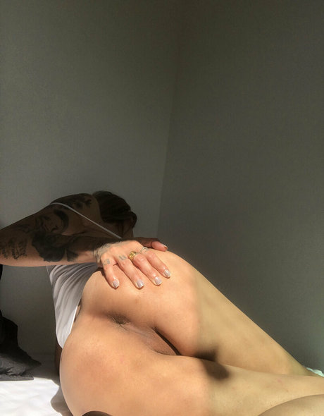 bruninhatgirl model hd photos