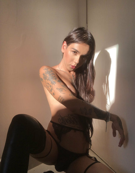 bruninhatgirl adult model pic