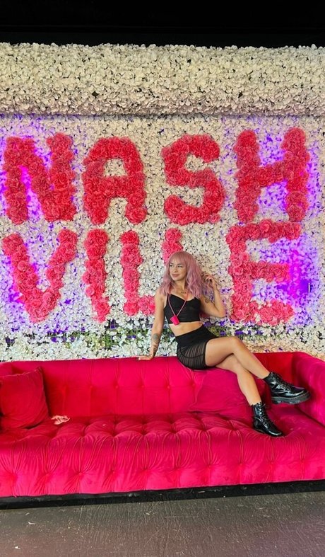 lindseyparanormal nude pornstar img