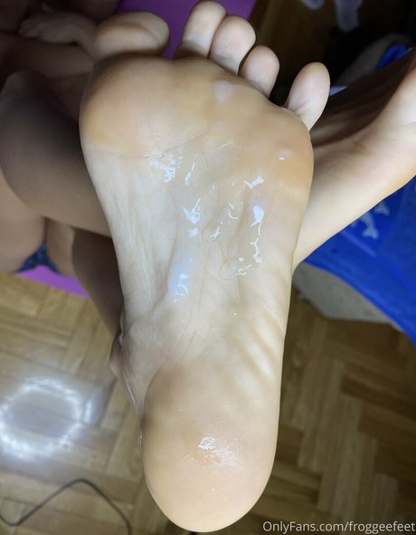 froggeevip model porn photos