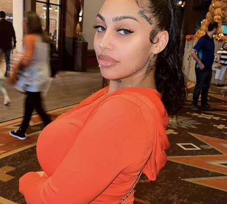 FineAssYonna star nude picture