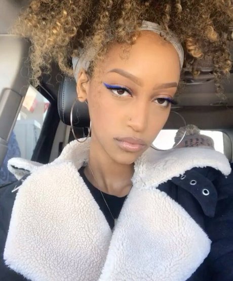 Solaya Ismail model pic