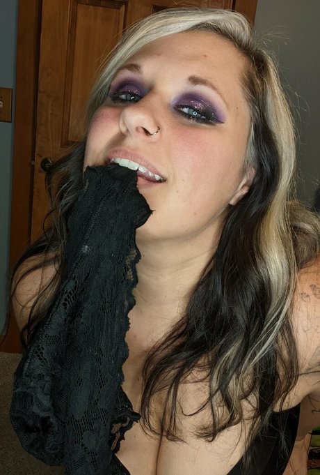 Juicy Jen model nude image