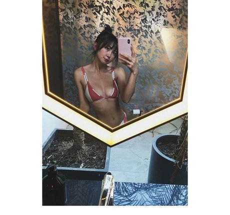 Kimiko Glenn hot pornstar img