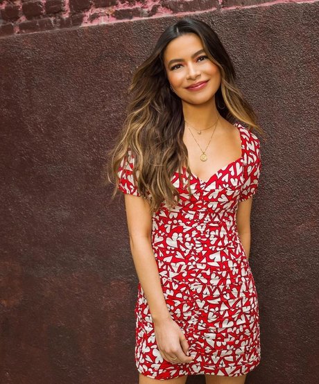 Miranda Cosgrove naked actress img