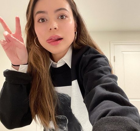 Miranda Cosgrove star porn galleries