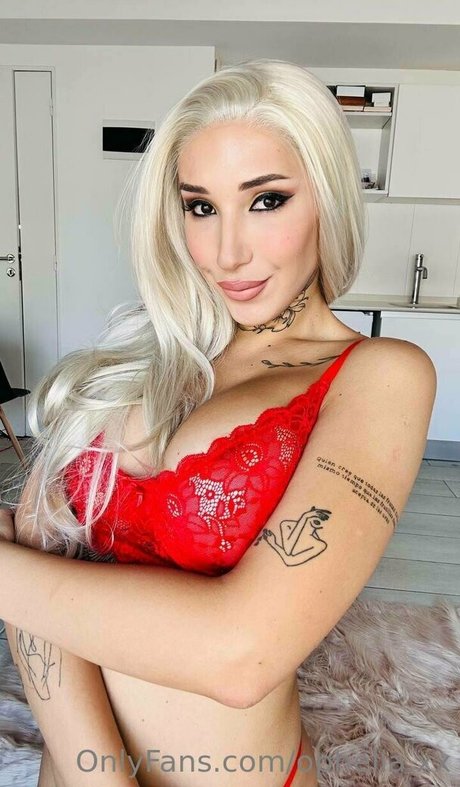 Emma Lusicich exclusive model photo