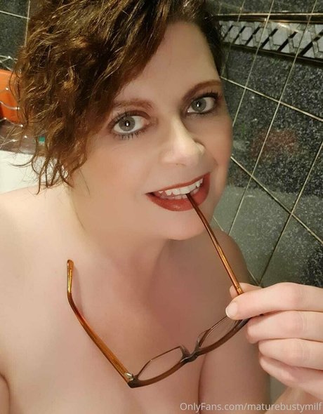 maturebustymom model free gallery