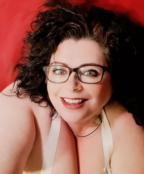 maturebustymom model xxx photo